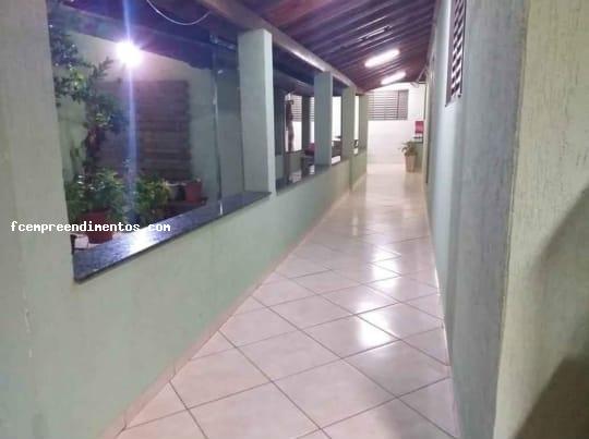 Casa à venda com 3 quartos, 250m² - Foto 2