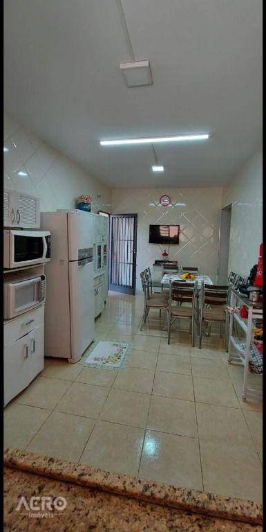 Casa à venda com 3 quartos, 250m² - Foto 2