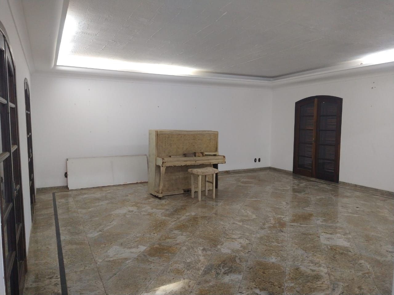 Casa para alugar com 8 quartos, 650m² - Foto 1