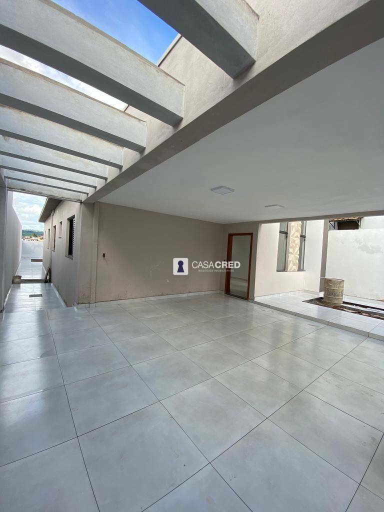 Casa à venda com 3 quartos, 165m² - Foto 1