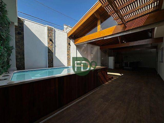 Casa à venda com 3 quartos, 212m² - Foto 4