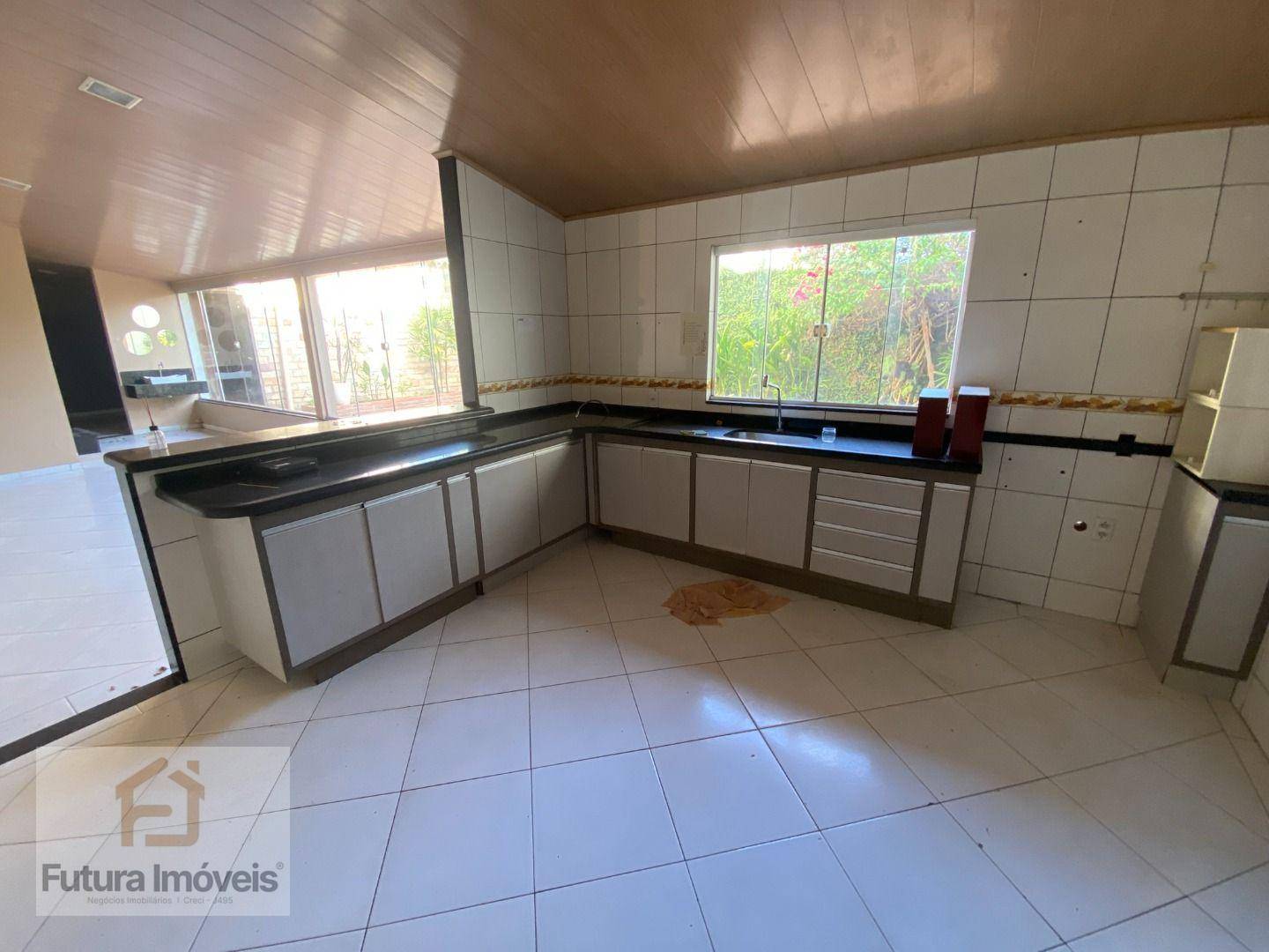 Casa para alugar com 3 quartos, 200m² - Foto 1
