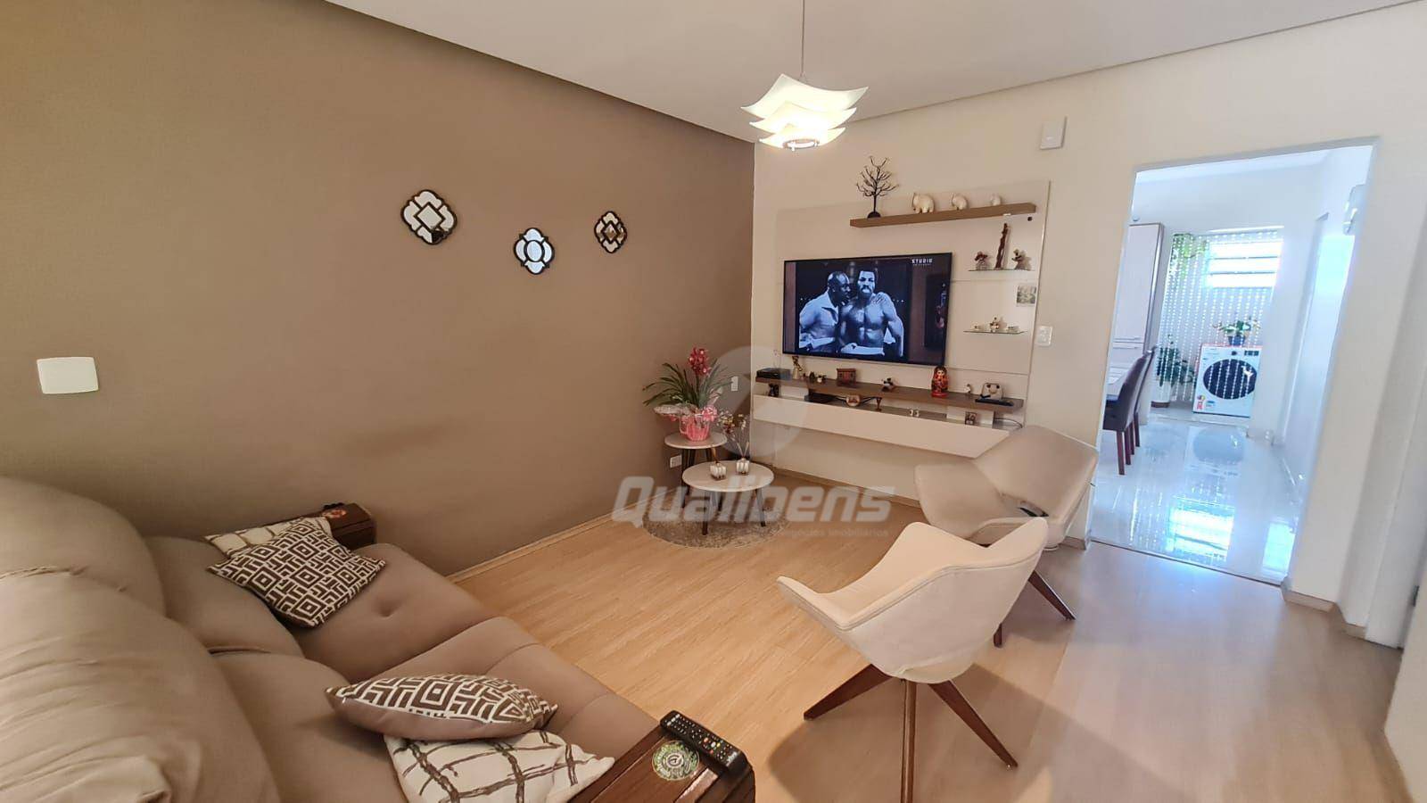 Casa à venda com 4 quartos, 231m² - Foto 1