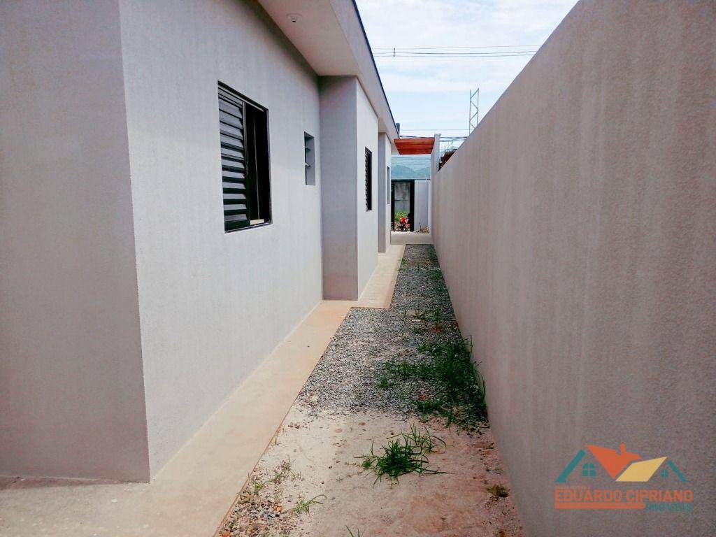 Casa à venda com 2 quartos, 60m² - Foto 2