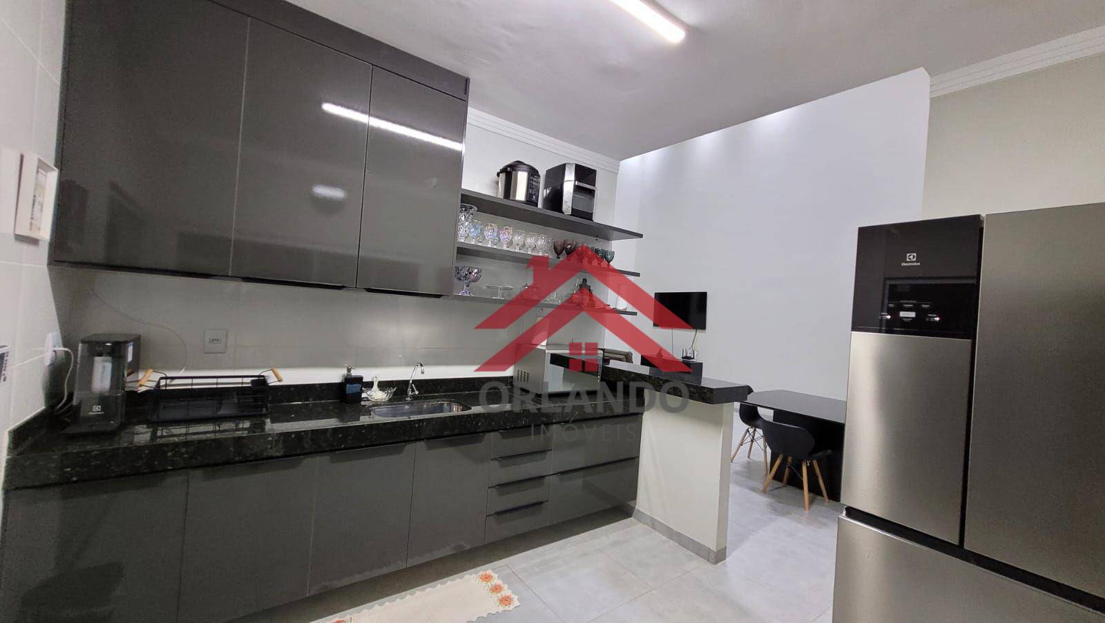 Casa à venda com 4 quartos, 183m² - Foto 1