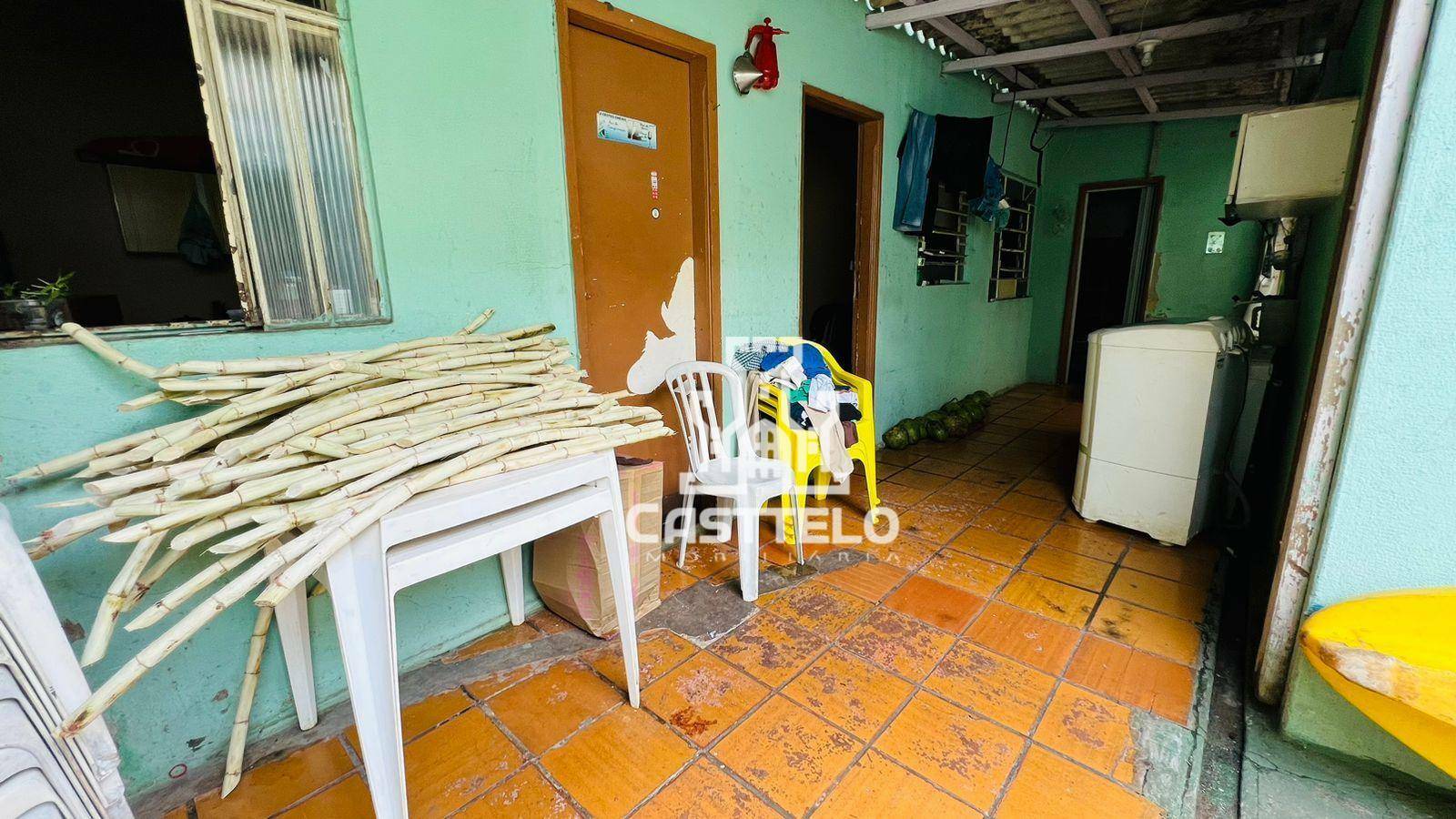 Casa à venda com 4 quartos, 90m² - Foto 2