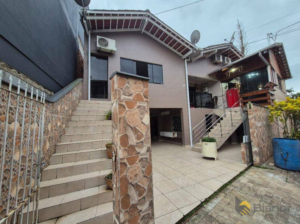Casa à venda com 3 quartos, 300m² - Foto 1