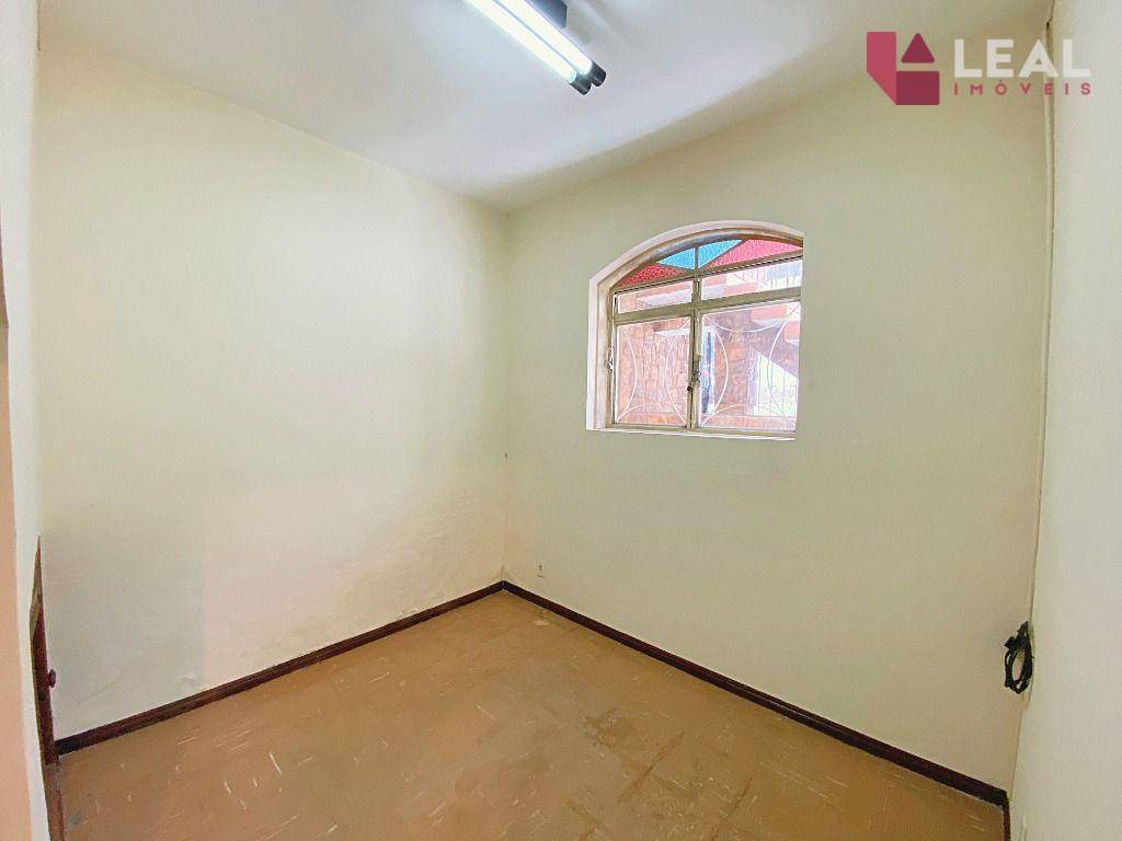 Casa à venda com 4 quartos, 240m² - Foto 3