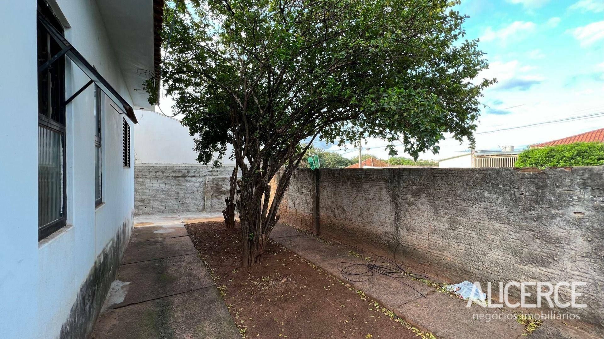 Casa à venda com 3 quartos, 184m² - Foto 1