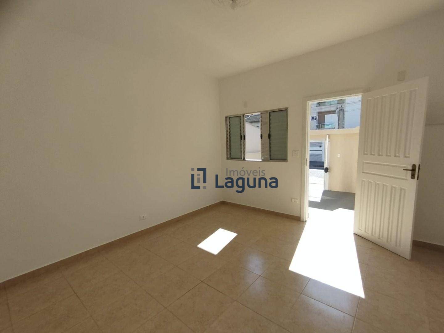 Casa para alugar com 2 quartos, 75m² - Foto 3