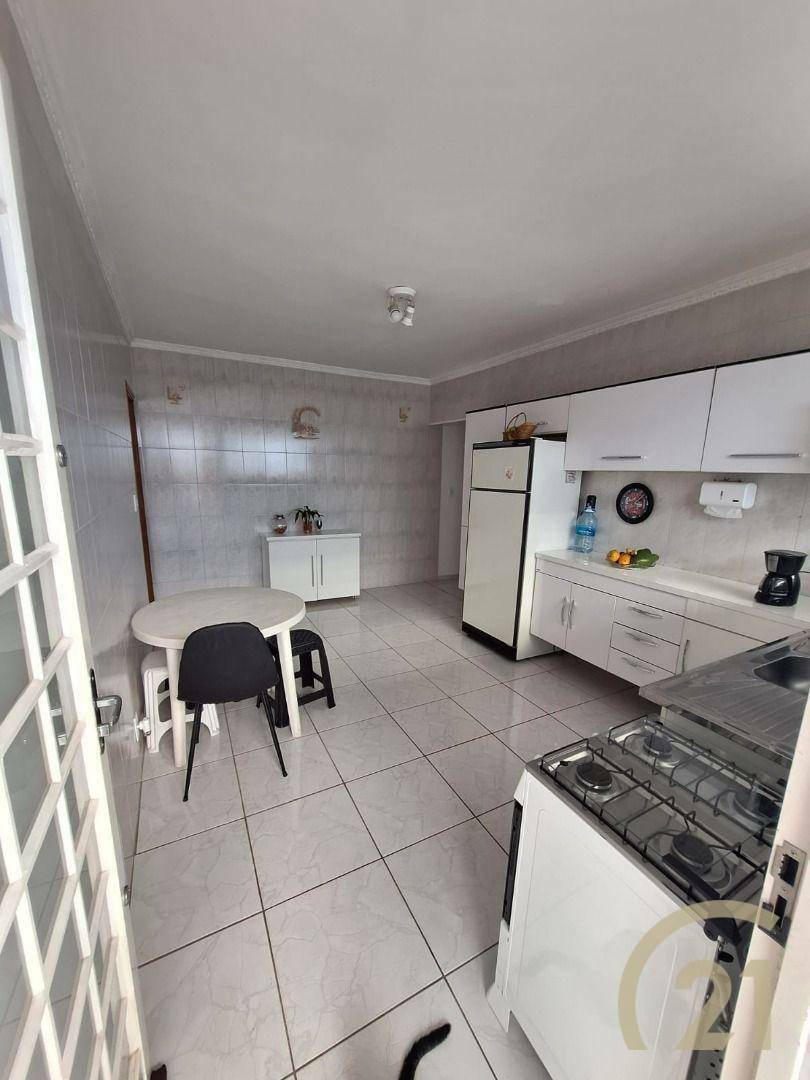 Casa à venda com 3 quartos, 304m² - Foto 4