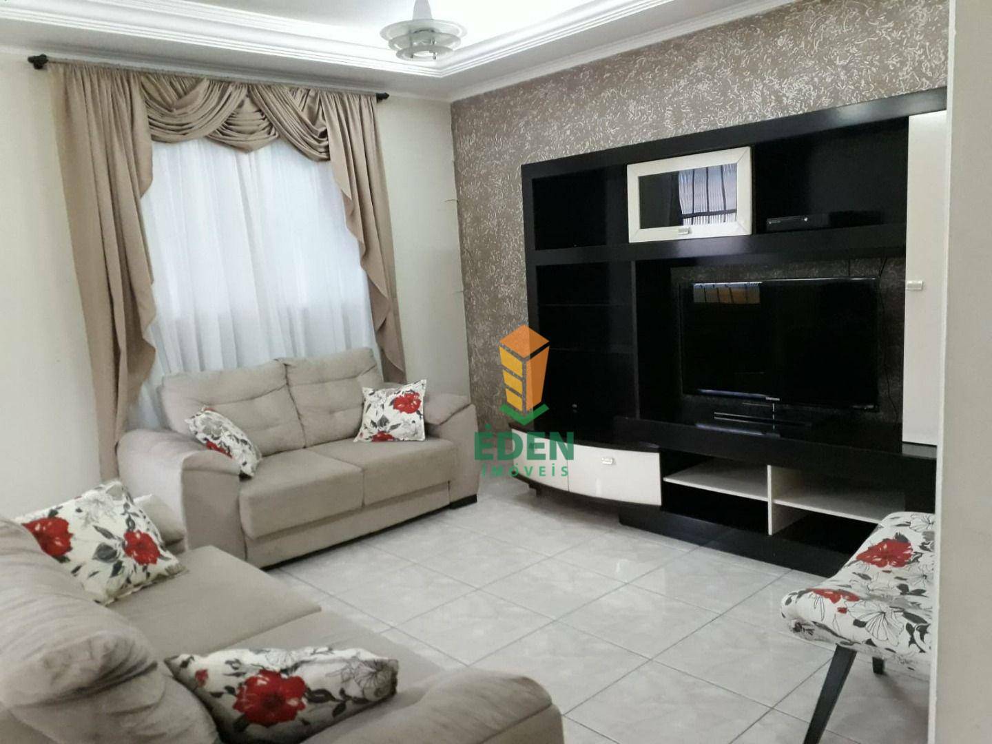 Casa à venda com 3 quartos, 309m² - Foto 2