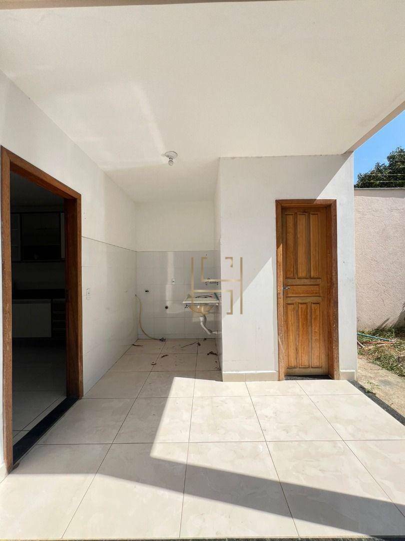 Casa à venda com 3 quartos, 130m² - Foto 2