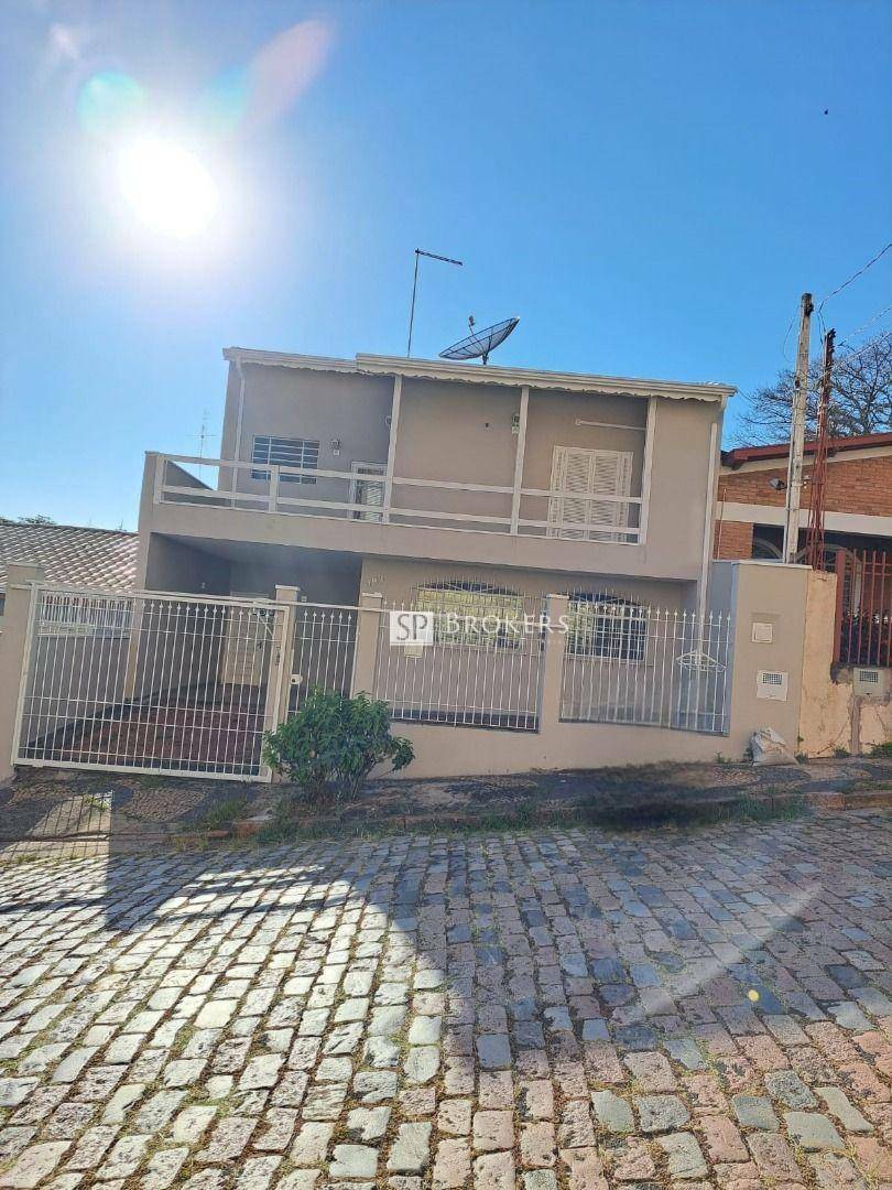 Casa à venda com 4 quartos, 217m² - Foto 1