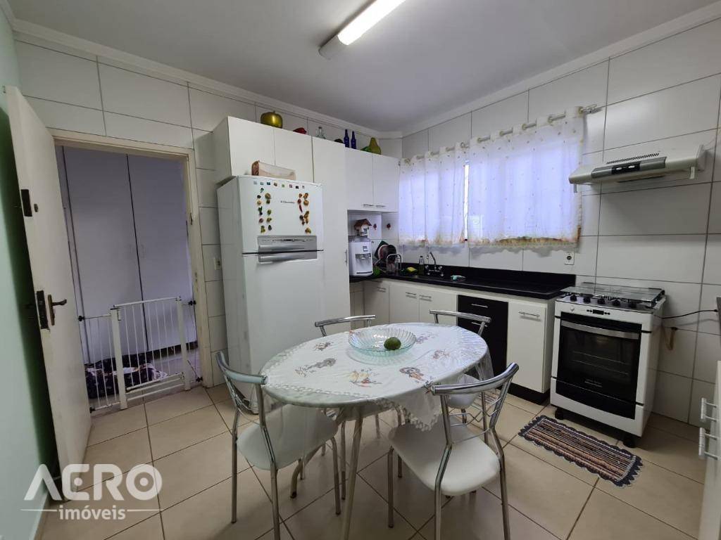 Casa à venda com 3 quartos, 195m² - Foto 8