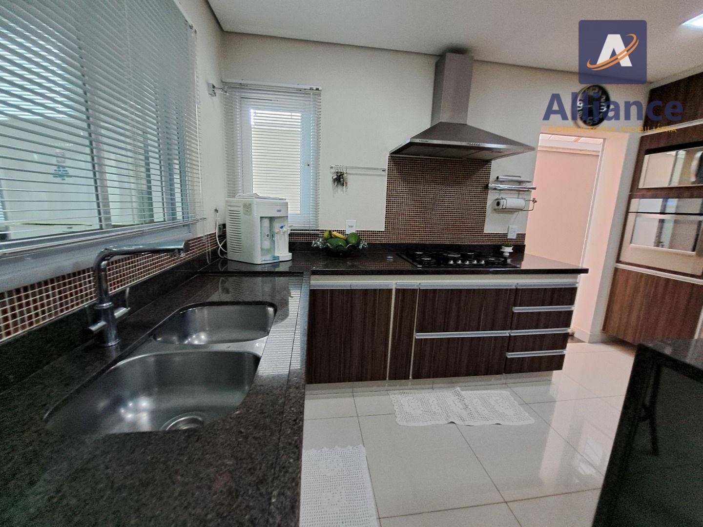 Casa de Condomínio à venda com 4 quartos, 290m² - Foto 3