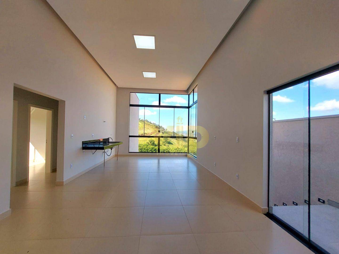 Casa à venda com 4 quartos, 252m² - Foto 2