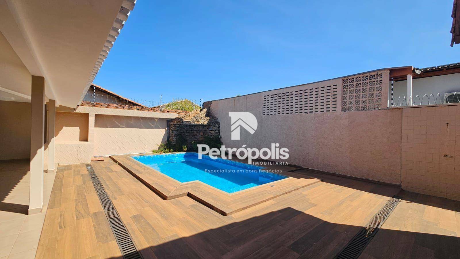 Casa à venda com 4 quartos, 310m² - Foto 1