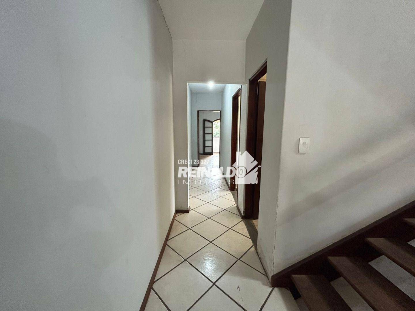 Casa à venda com 3 quartos, 215m² - Foto 2