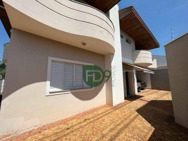 Casa à venda com 4 quartos, 230m² - Foto 2