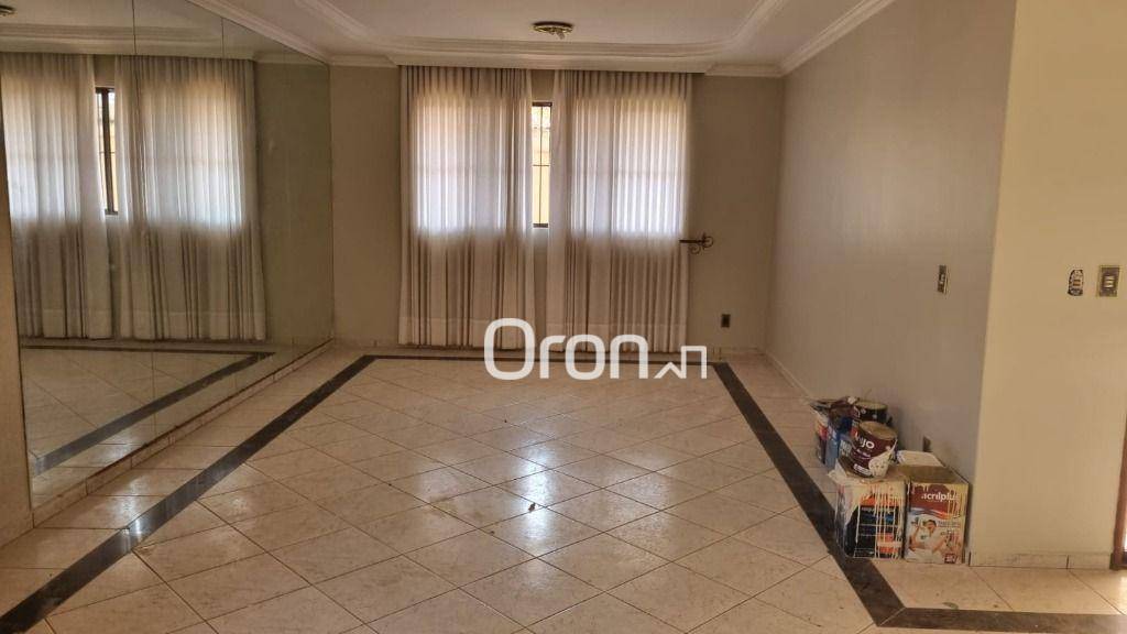 Sobrado à venda com 4 quartos, 253m² - Foto 1