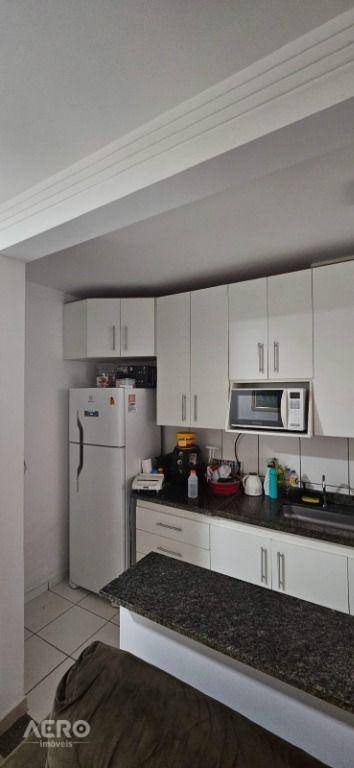 Apartamento à venda com 2 quartos, 62m² - Foto 4