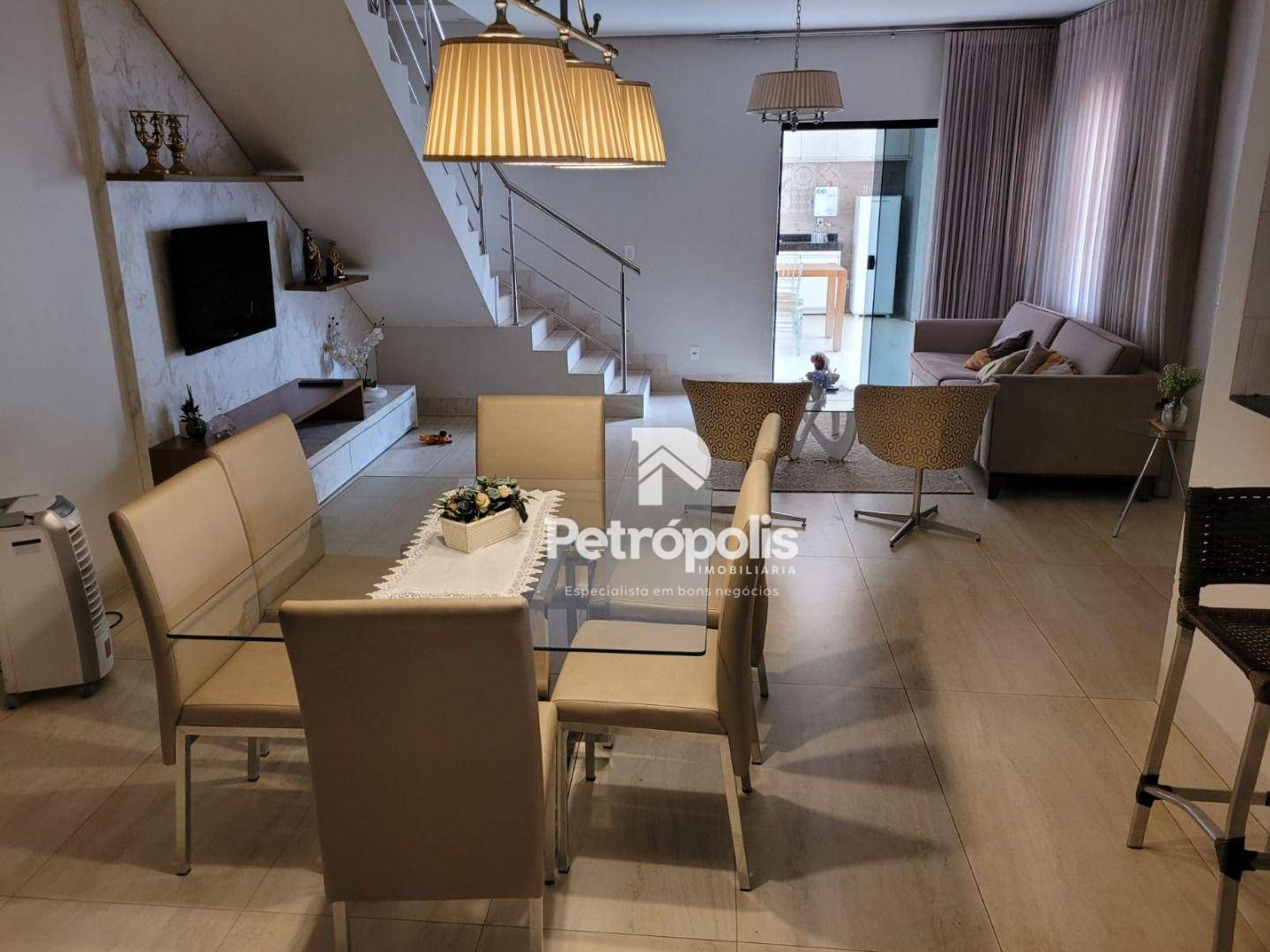 Casa à venda com 4 quartos, 220m² - Foto 2