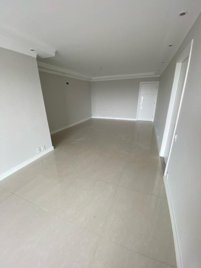 Apartamento à venda com 3 quartos, 135m² - Foto 3