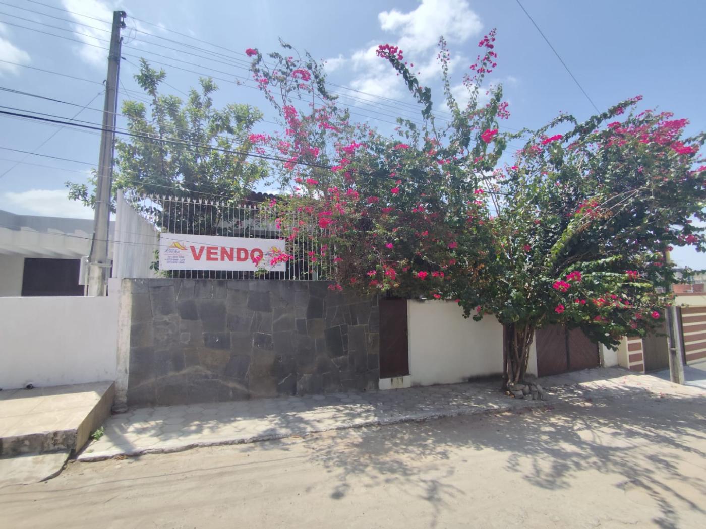 Casa à venda com 3 quartos, 253m² - Foto 1