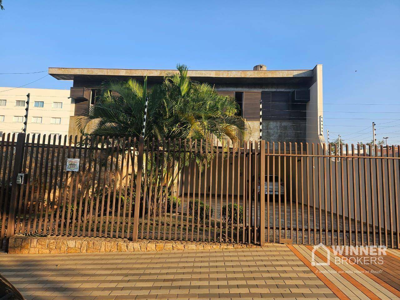 Sobrado à venda com 4 quartos, 381m² - Foto 1