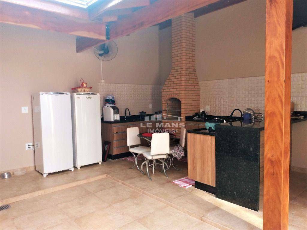 Casa à venda com 3 quartos, 200m² - Foto 1