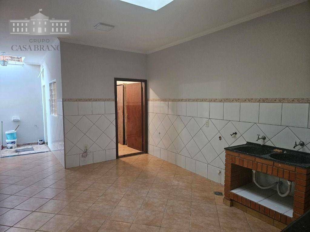 Casa à venda e aluguel com 3 quartos, 200m² - Foto 11