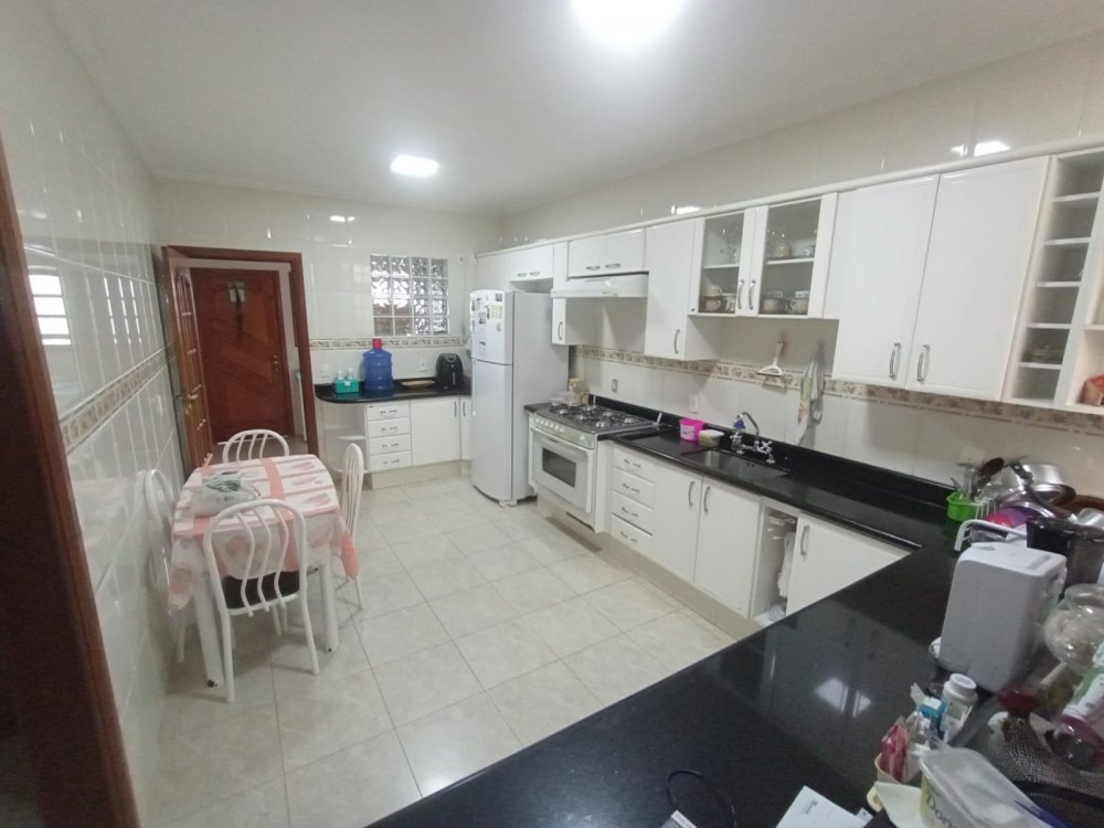 Casa para alugar com 4 quartos, 300m² - Foto 1