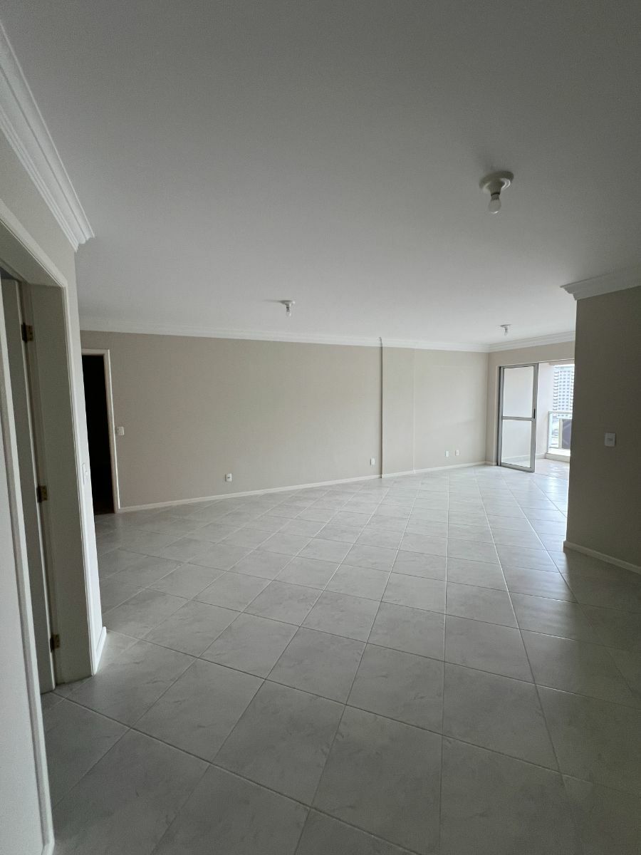 Apartamento à venda com 3 quartos, 136m² - Foto 7