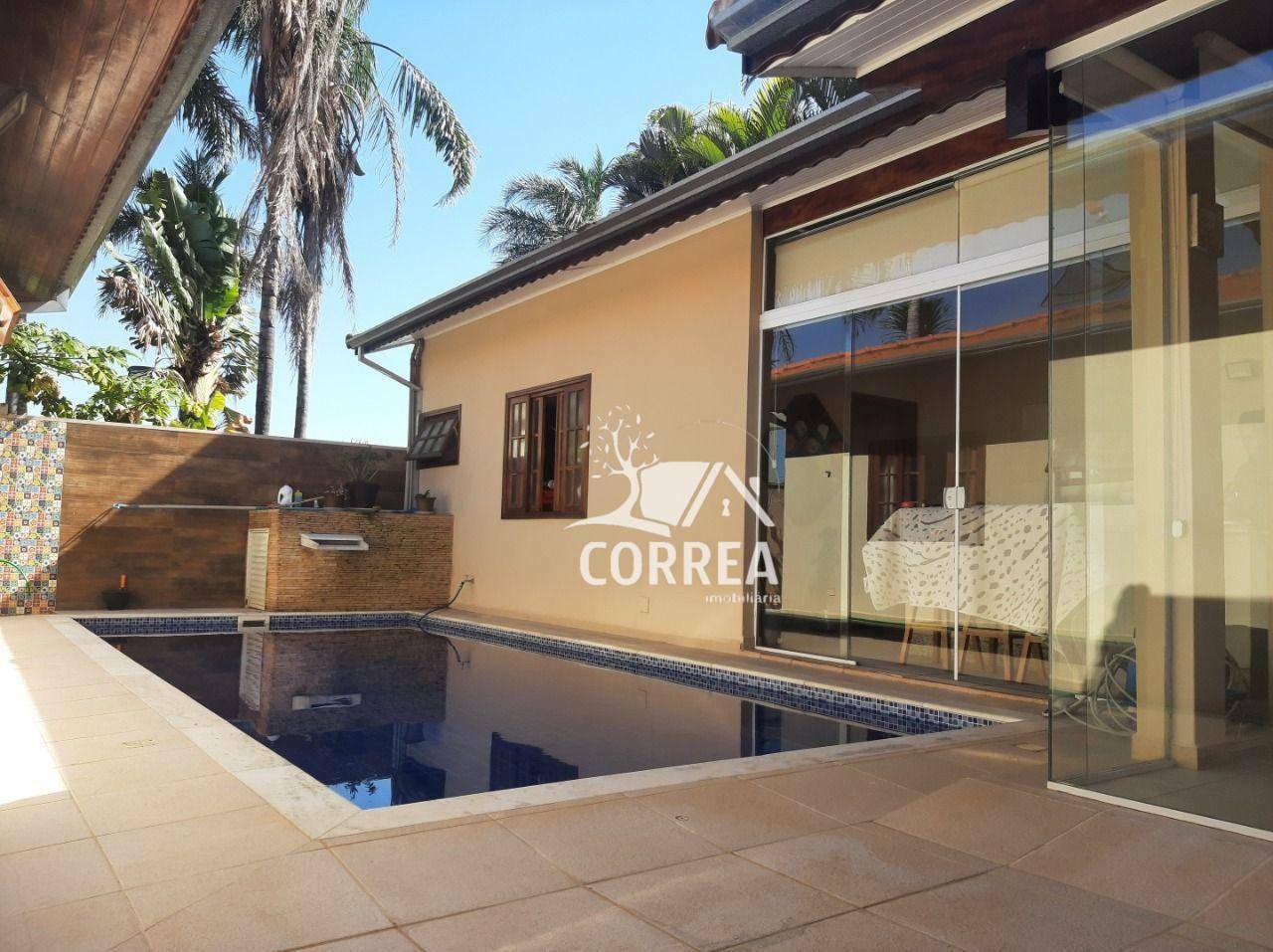 Casa à venda com 4 quartos, 250m² - Foto 1