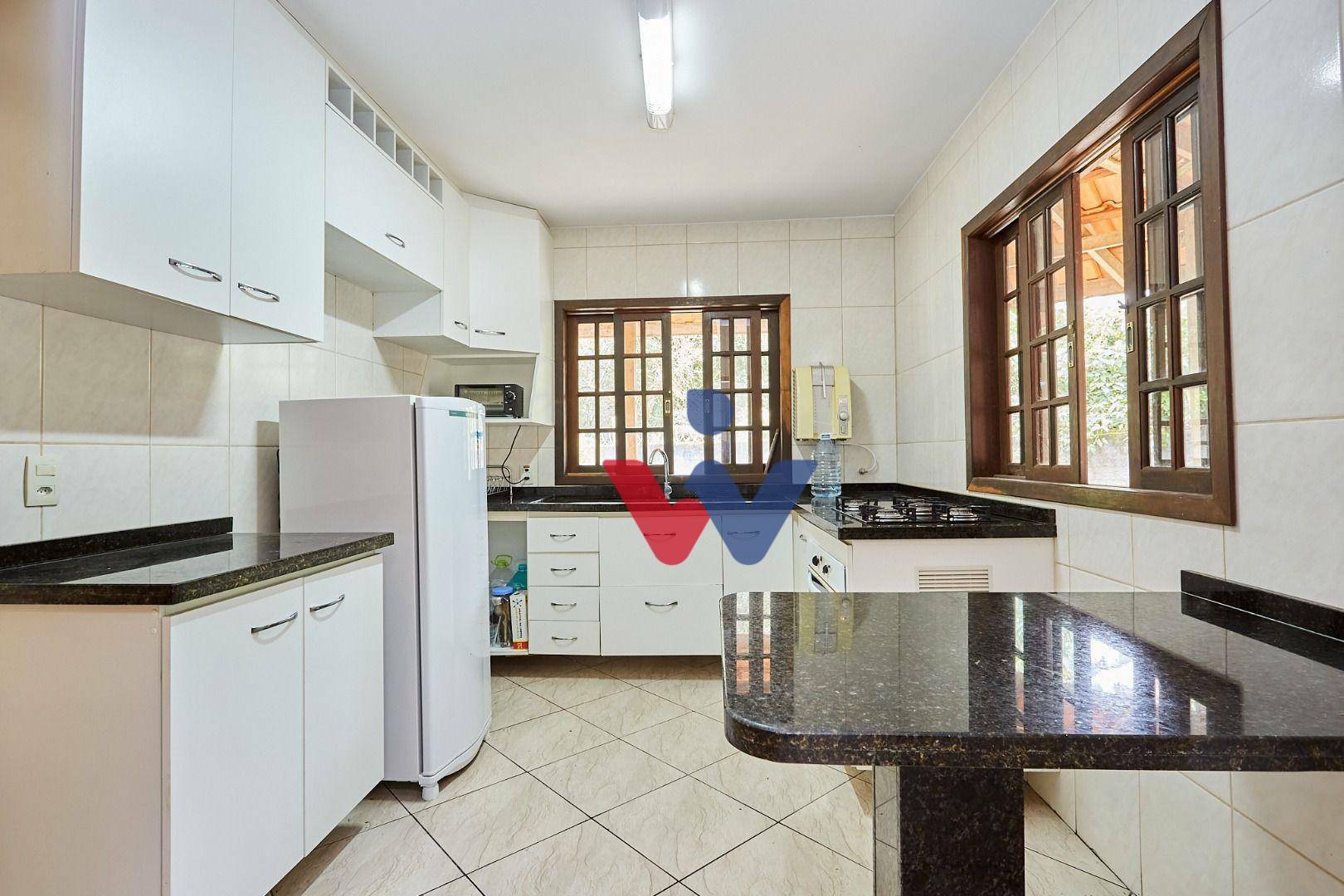 Casa à venda com 4 quartos, 275m² - Foto 1