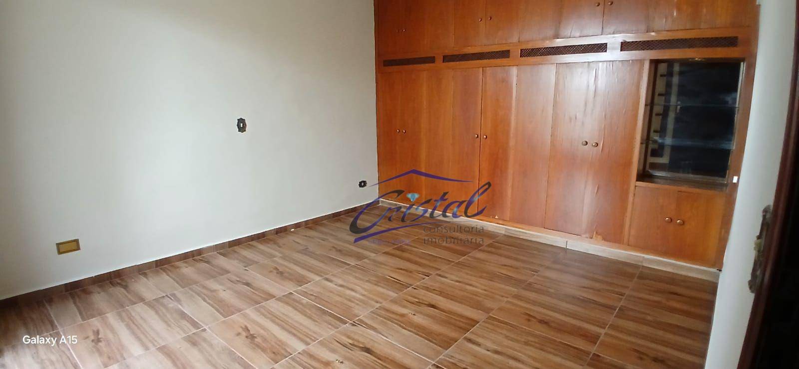 Casa para alugar com 4 quartos, 250m² - Foto 14