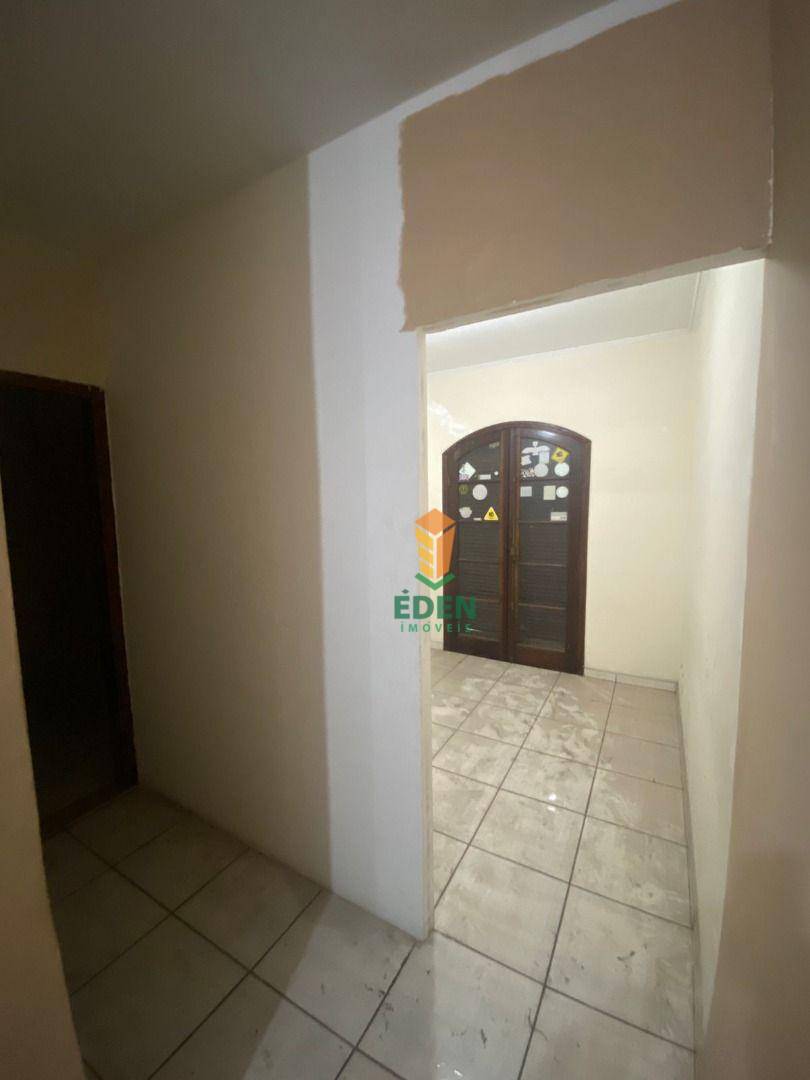 Casa para alugar com 4 quartos, 270m² - Foto 29