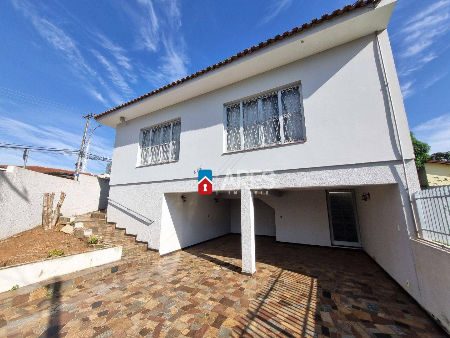 Casa, 4 quartos, 246 m² - Foto 1
