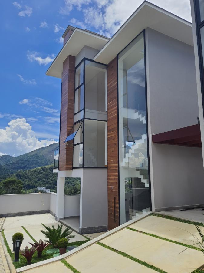 Casa à venda com 5 quartos, 262m² - Foto 1