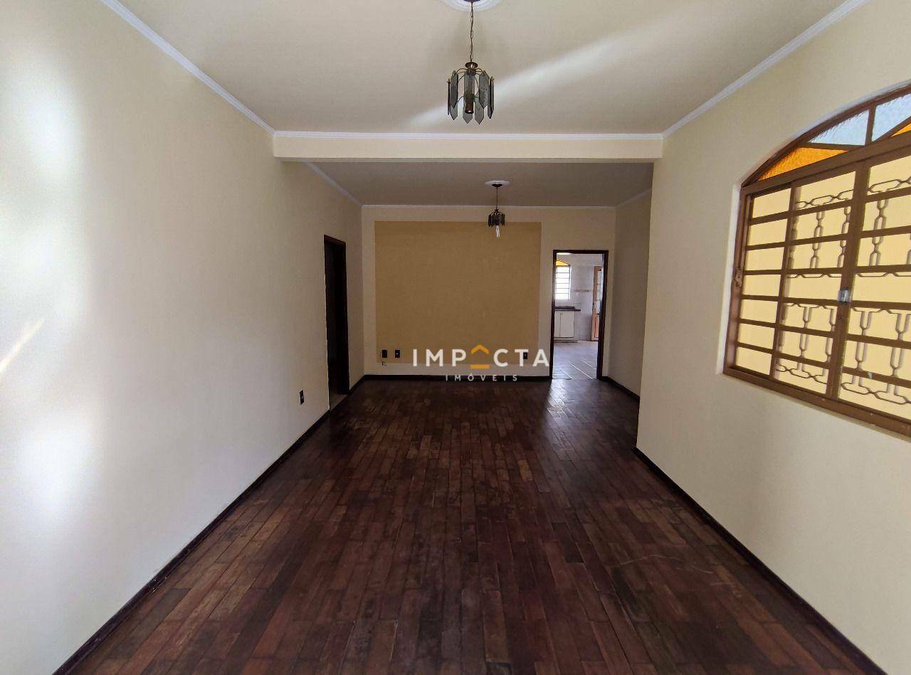 Casa à venda com 4 quartos, 177m² - Foto 1