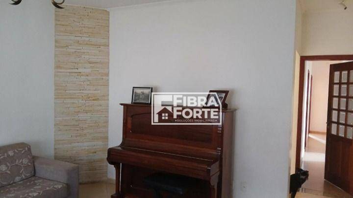 Casa à venda com 4 quartos, 250m² - Foto 2