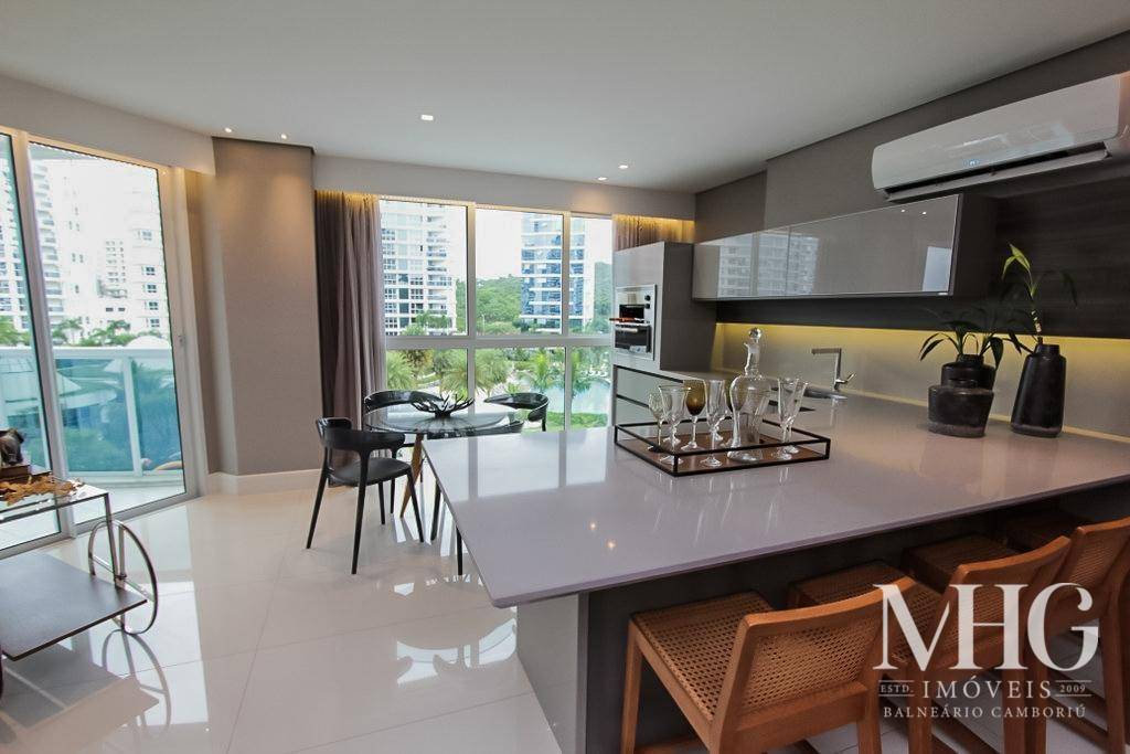 Apartamento à venda com 4 quartos, 207m² - Foto 1