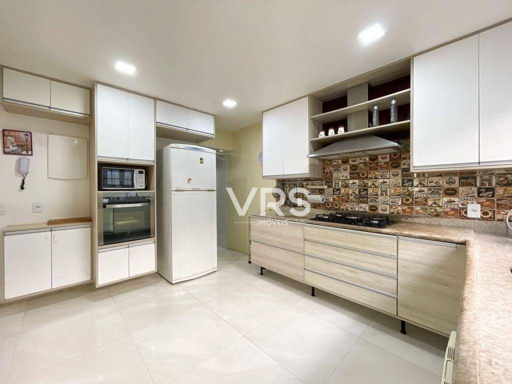 Casa à venda com 5 quartos, 220m² - Foto 34