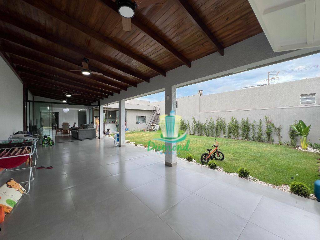 Casa à venda com 3 quartos, 210m² - Foto 2