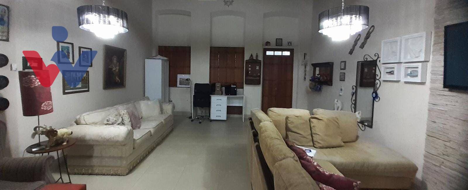 Casa à venda com 3 quartos, 240m² - Foto 2