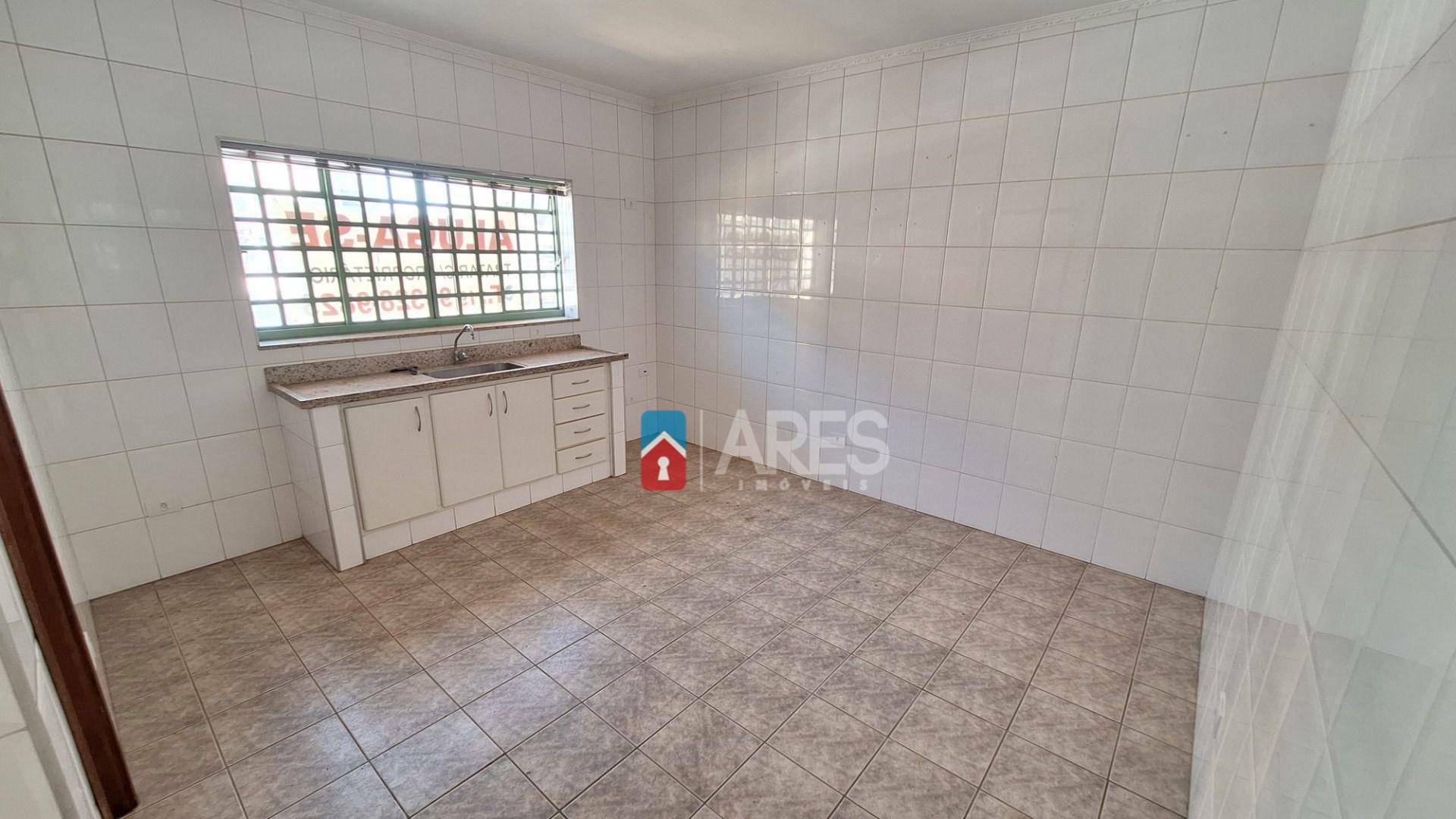 Casa para alugar com 2 quartos, 100m² - Foto 3