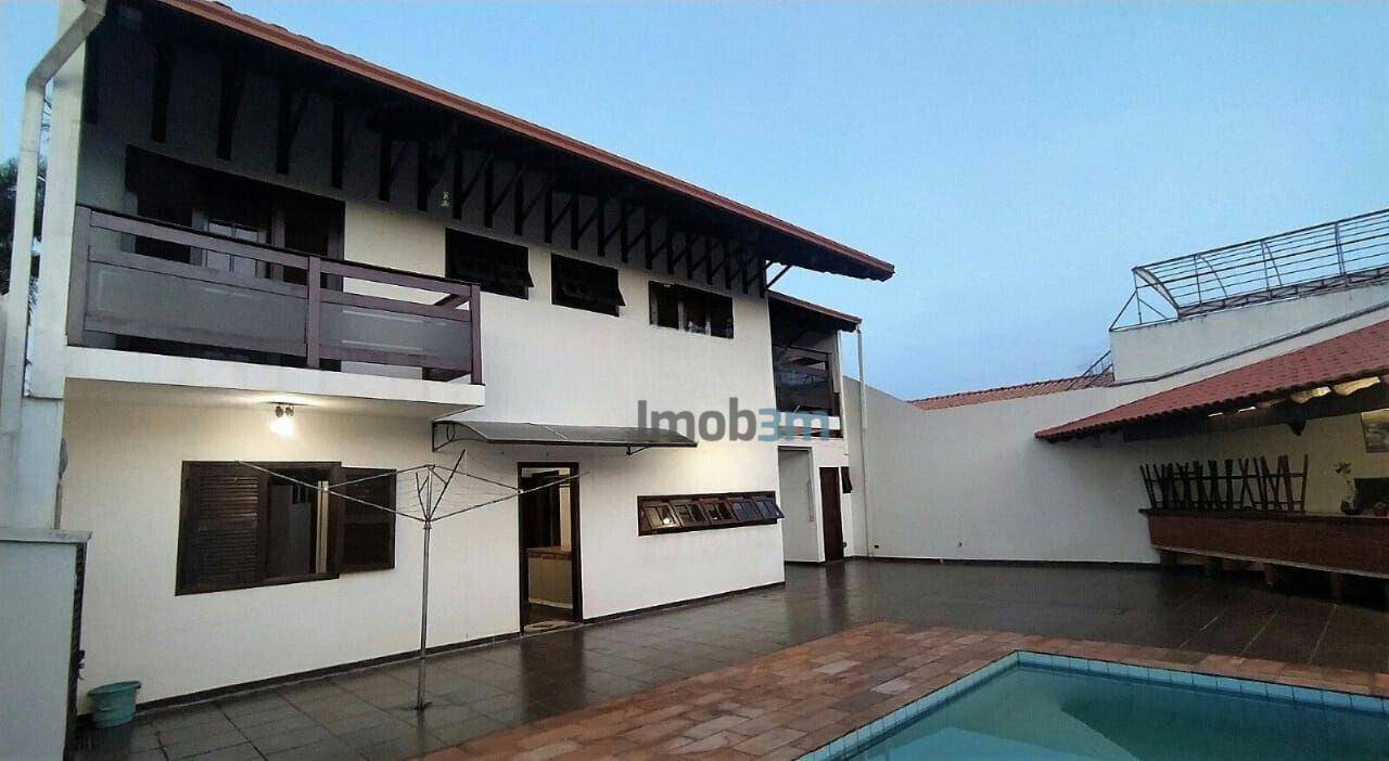 Sobrado à venda com 3 quartos, 249m² - Foto 1