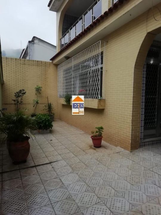 Casa à venda com 4 quartos, 240m² - Foto 1