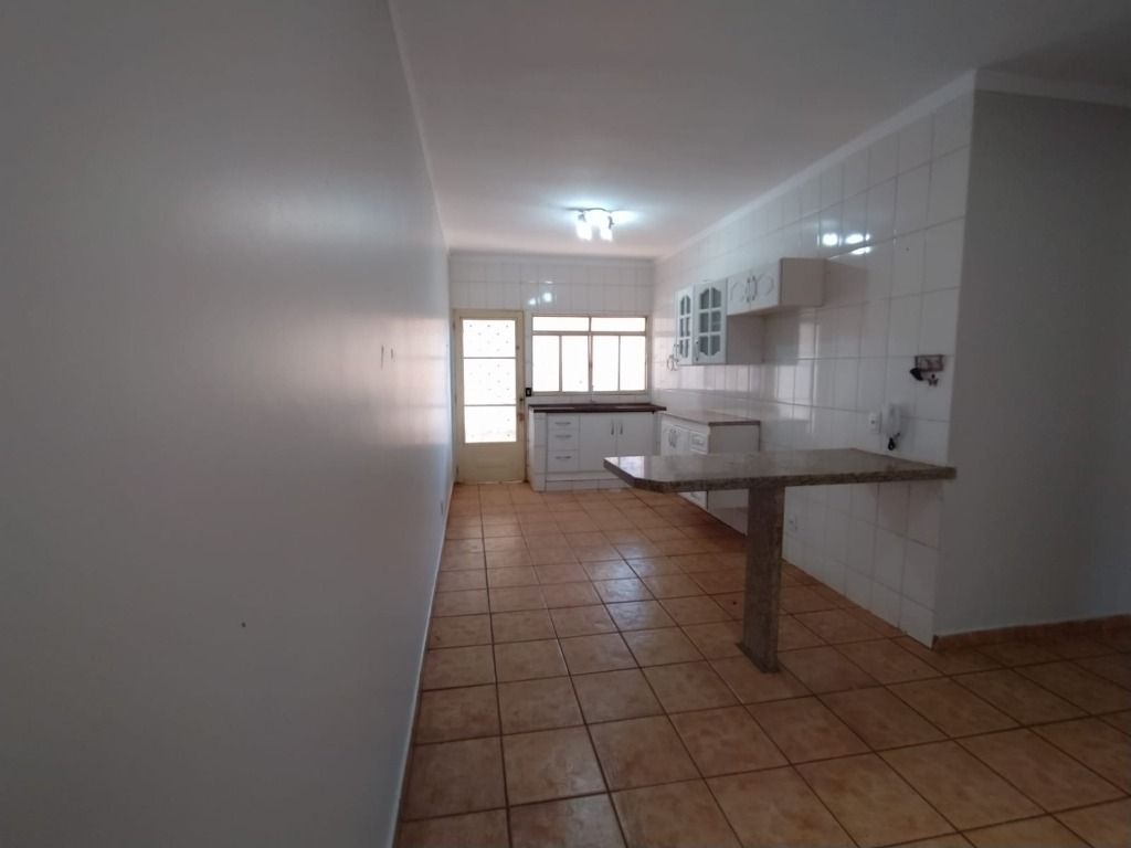 Casa à venda com 3 quartos, 220m² - Foto 4